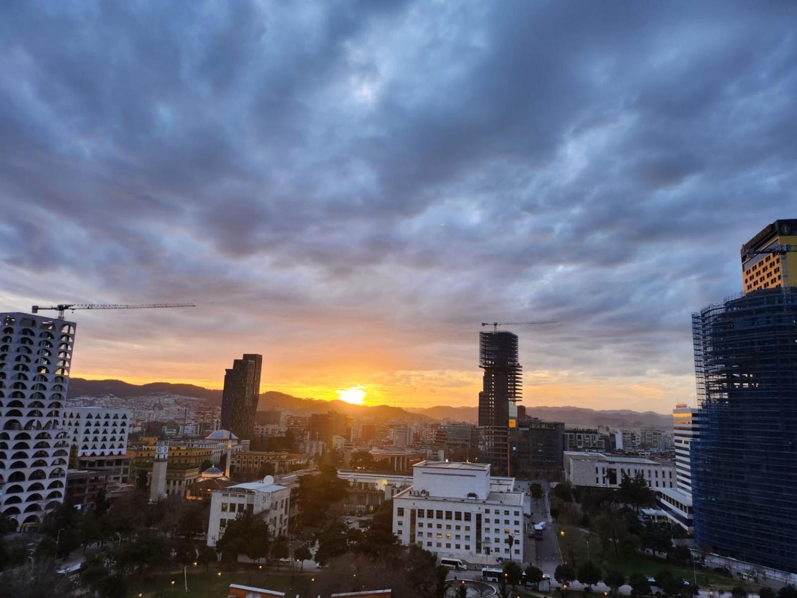 Sky Dwelling Tirana Apartment Ngoại thất bức ảnh